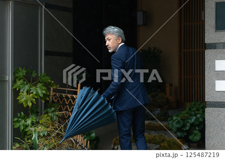 傘をさす男性 125487219