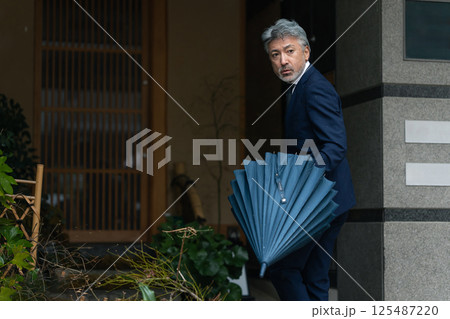 傘をさす男性 傘をさす男性 125487220