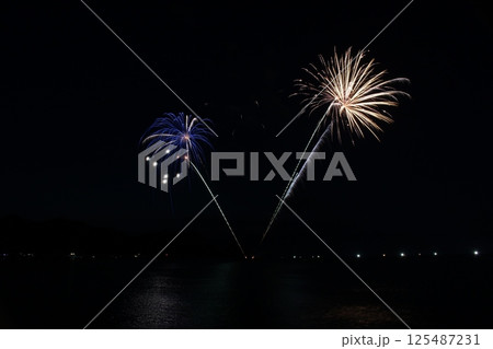 水面に映る花火　夏の花火大会　香住花火 125487231