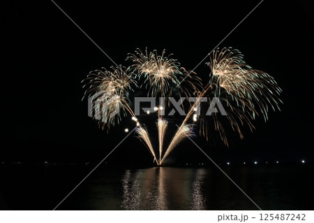水面に映る花火　夏の花火大会　香住花火 125487242
