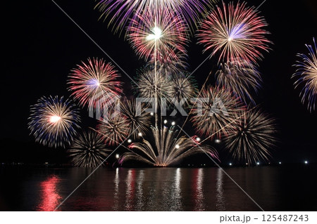 水面に映る花火　夏の花火大会　香住花火 125487243