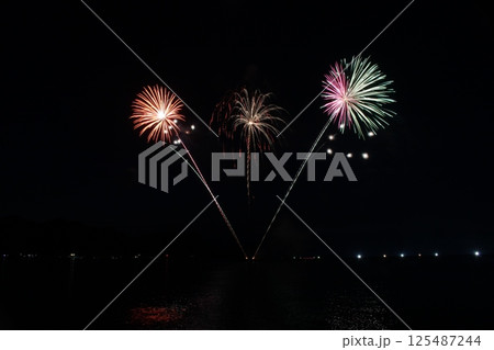 水面に映る花火　夏の花火大会　香住花火 125487244