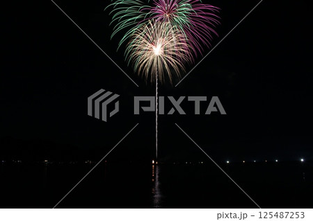 水面に映る花火 夏の花火大会 香住花火 水面に映る花火 夏の花火大会 香住花火 125487253