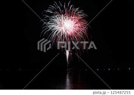 水面に映る花火 夏の花火大会 香住花火 水面に映る花火 夏の花火大会 香住花火 125487255