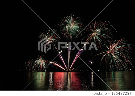 水面に映る花火　夏の花火大会　香住花火 125487257