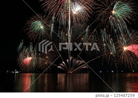 水面に映る花火　夏の花火大会　香住花火 125487259