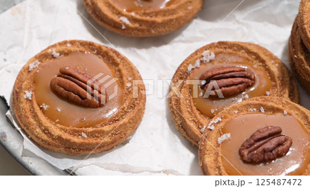 Biscuits with salted caramel 125487472