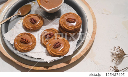 Biscuits with salted caramel 125487495
