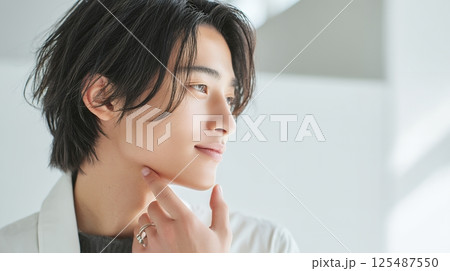 こちらを見るイケメンの若い男性 AI 125487550