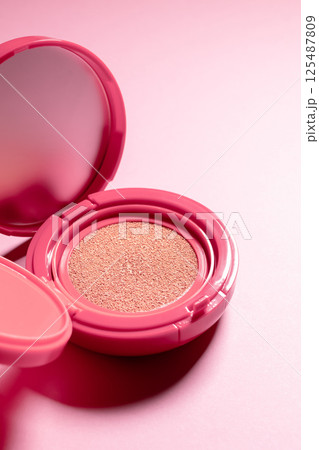 クッションファンデーション ピンク背景 クッションファンデーション ピンク背景 125487809