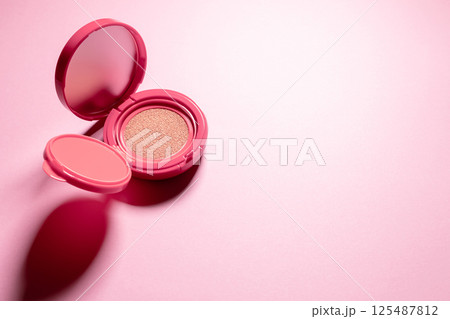 クッションファンデーション　ピンク背景 125487812