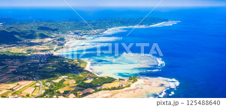 奄美大島 の 晴天 の パノラマ 空撮 ハイアングル 【 鹿児島県 奄美 の 風景 写真  】 125488640