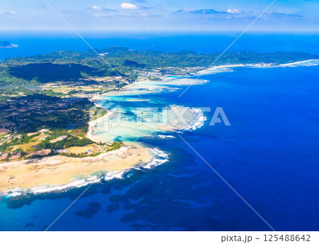 奄美大島 の 晴天 の パノラマ 空撮 ハイアングル 【 鹿児島県 奄美 の 風景 写真  】 125488642