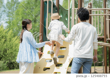 公園の滑り台で遊ぶ親子 笑顔の子どもの顔なし 公園の滑り台で遊ぶ親子 笑顔の子どもの顔なし 125488755