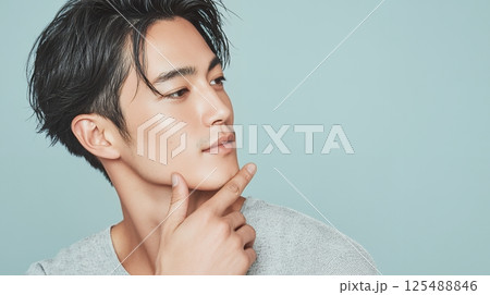こちらを見るイケメンの若い男性 AI 125488846