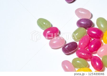 色とりどりのジェリービーンズ・お菓子の背景素材 色とりどりのジェリービーンズ・お菓子の背景素材 125489046
