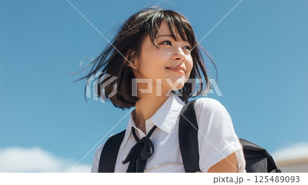 女子高生の横顔と夏の青空 125489093