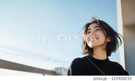 ベランダで微笑む女性 ベランダで微笑む女性 125489233