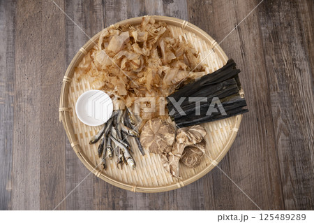 鰹節　昆布　煮干し　干し椎茸で粉末だしを作る工程　 125489289