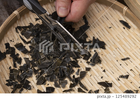 鰹節　昆布　煮干し　干し椎茸で粉末だしを作る工程　 125489292