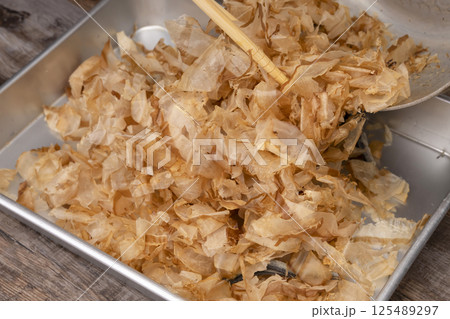 鰹節　昆布　煮干し　干し椎茸で粉末だしを作る工程　 125489297