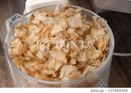 鰹節　昆布　煮干し　干し椎茸で粉末だしを作る工程　 125489306