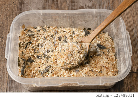 鰹節　昆布　煮干し　干し椎茸で粉末だしを作る工程　 125489311