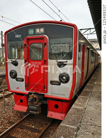 出発を待つ鳥栖行きローカル電車 125489337