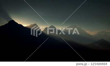 夜明け前の暗い山々の風景 125489404