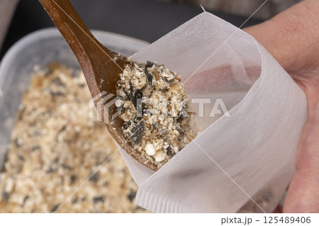 自家製粉末だしをだしパックに入れる 125489406