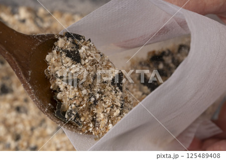 自家製粉末だしをだしパックに入れる 自家製粉末だしをだしパックに入れる 125489408