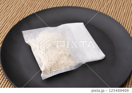 自家製粉末だしをだしパックに入れる 自家製粉末だしをだしパックに入れる 125489409