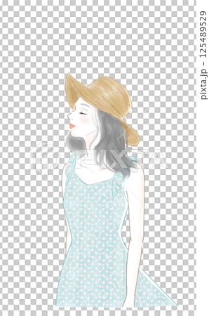 風を感じている麦わら帽子をかぶった夏服の女性 125489529