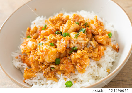 stir-fried shrimps with garlic and shrimps paste 125490053