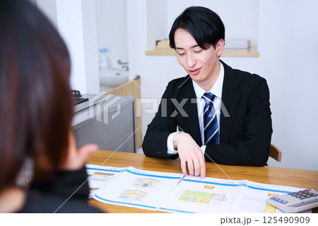 自宅訪問のセールスイメージ 自宅訪問のセールスイメージ 125490909