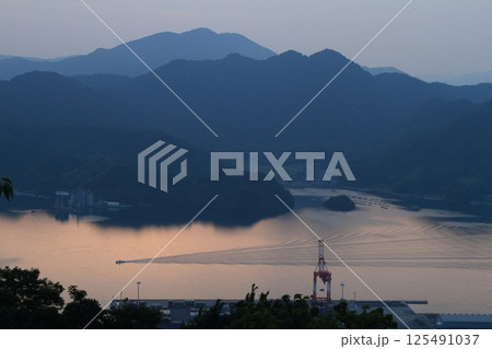 夕暮れの湾 夕暮れの湾 125491037
