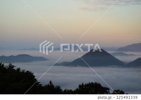 雲海に浮かぶ山 125491339