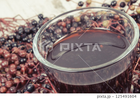 Elderberry juice and fruits containing vitamins and minerals. 125491604
