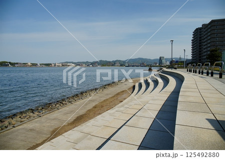 春の青空が広がる島根県松江市の宍道湖 春の青空が広がる島根県松江市の宍道湖 125492880
