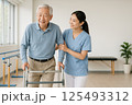 理学療法士と歩行訓練する高齢男性・リハビリテーション 125493312