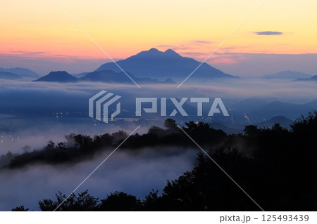 雲海に浮かぶ山々 125493439