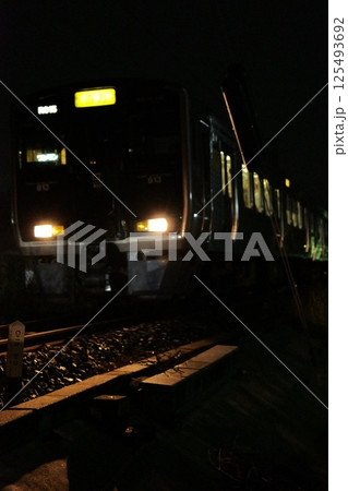 夜の深夜、トンネルを抜ける電車 125493692