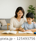宿題をサポートする母親と息子・リビング学習シーン（正方形1:1） 125493756