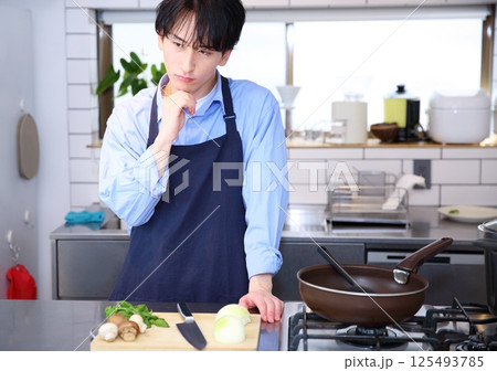 キッチン 悩む男性のイメージ キッチン 悩む男性のイメージ 125493785