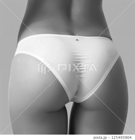 美しいヒップラインの女性の白黒写真 125493904