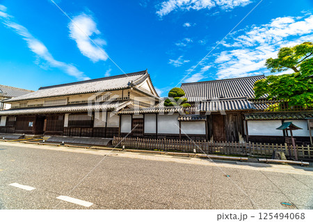 【重要伝統的建造物群保存地区】矢掛宿 初夏の旧石井家住宅の風景 岡山県小田郡矢掛町 【重要伝統的建造物群保存地区】矢掛宿 初夏の旧石井家住宅の風景 岡山県小田郡矢掛町 125494068