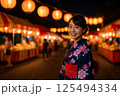 提灯の灯りに微笑む浴衣女性・夏祭り屋台ストリート 125494334