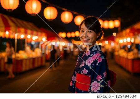 提灯の灯りに微笑む浴衣女性・夏祭り屋台ストリート 提灯の灯りに微笑む浴衣女性・夏祭り屋台ストリート 125494334
