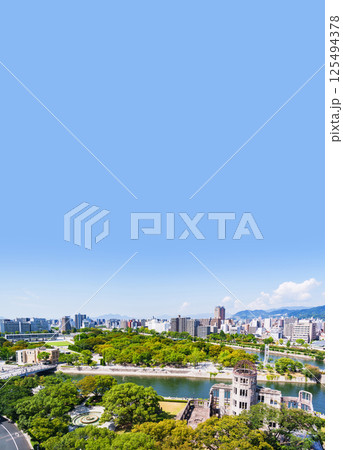 Hiroshima 原爆ドーム と 平和公園 の 空撮 パノラマ 写真 【 広島市 の イメージ 】 125494378