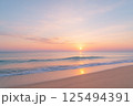 朝焼けに染まる静かな海と砂浜・早朝ビーチサンライズ 125494391